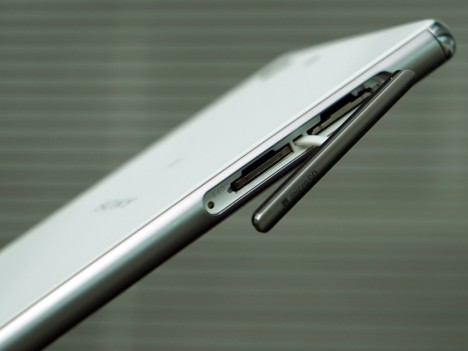 Tapa para espacio microSD y SIM en el Sony Xperia M5