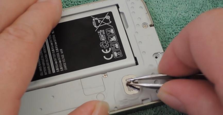 Quitar Tapa de Carga en Samsung Galaxy S5